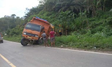 Truk Fuso Angkutan Batu Bara Terjungkal Di Pinggir Jalan Lintas Timur KM 95