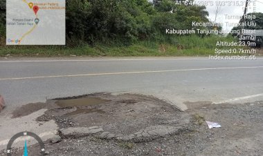 Banyak Lobang Serta Di Ramaikan Truk Angkutan Batu Bara Di Lintas Timur, Masyarakat Wajib Waspada