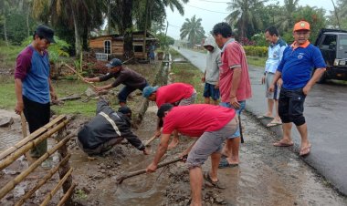 Peratin Pekon Gedung Cahya kuningan Paizal Hakim Giat Laksanakan Gotong Royong Bersama Warga