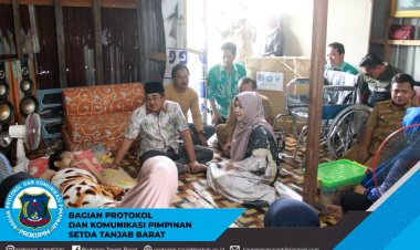 Bentuk Empati kepada Warga, Bupati Didampingi Ketua TP PKK Berikan Kursi Roda