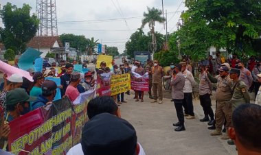 Diduga Korupsi Dana Desa, Kepala Kampung Purworejo Di Demo Warga