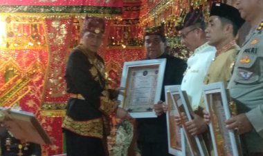 Wakil KIetua 1 DPRD Tanggamus Irwandi Suralaga dan Kadis Disnaker Aswien Dasmi, " Diangkon Muakhi Adat Kepaksian Pernong"