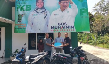 Ketua DPC Partai Kebangkitan Bangsa (PKB) Kembali Menyerahkan Kendaraan Roda dua Kepada PAC. PKB di Dua Kecamatan