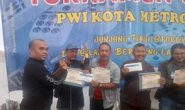 Hendrawan Selaku Wakil Pimpred MNN dan Humas DPC MOI Kota Metro, Juara 1 Turnamen Gaple