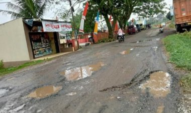 Miris,!!!, Jalan Rusak Didepan Kantor Kecamatan Katibung, Masyarakat Lingkungan Malu