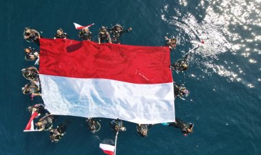 Komisaris Polisi "Shah Rukh Khan" Pimpin Pengibaran Bendera Merah Putih di Bawah Laut Berau