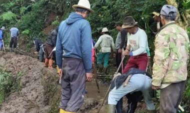 Kades Sarimukti Pasirwangi Garut Memimpin Langsung kerja Bakti Membersihkan Sungai Cipanday