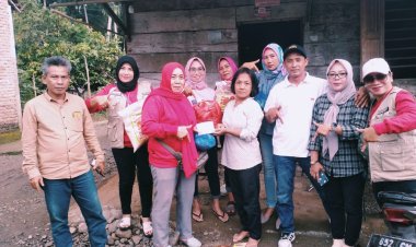 Peduli Kepada Warga Kurang mampu Creative womansTanggamus Berbagi Sembako Di Kota Agung