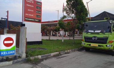 Maraknya Penjualan Bahan Bakar Minyak (BBM) menggunakan jerigen di SPBU 14.2926130