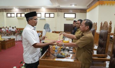 Pemkab Aceh Barat Serahkan Buku Rancangan Qanun LPJ Pelaksanaan APBK 2021, “Ini yang disampaikan Sekda Marhaban”