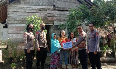 Jajaran Polsek Seputih Mataram Door To Door Berikan Bantuan Paket Sembako Kepada Warga Kurang Mampu