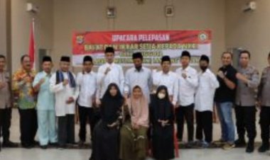 9 Orang Anggota Khilafatul Muslimin Mengangkat Sumpah Dan Janji Setia Kepada Pancasila Dan Kembali Ke NKRI