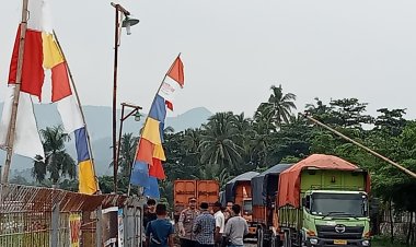 Puluhan Armada Batu Bara Tujuan PLTU Sebalang di Stop Tepat di Pintu Masuk Wisata Alam Tanjung selaki/sebalang