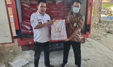 Presiden Jokowi Melalui Relawan Projo Sultra Salurkan 250 Paket Bansos Di Wakatobi