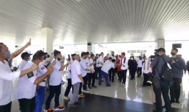 Projo Sultra Sambut Presiden Jokowi Dengan Teriakan "Projo Ojo Kesusu"