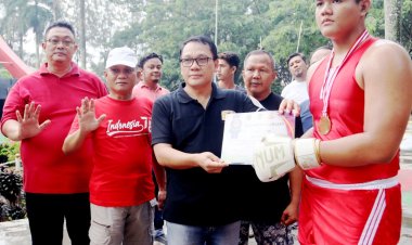 Wahdi Serahkan Piagam dan Mendali Untuk 7 Atlet Tinju Berprestasi