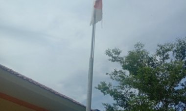 Sungguh Miris, Diduga SMKN 1 Katibung Lamsel, Abaikan Bendera Merah Putih Dalam Keadaan Robek