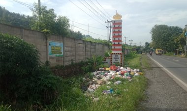 Tidak Sedap Dipandang, Sampah Numpuk Dipinggir Jalan Raya Lintas Sumatera Desa Rangai Tritunggal
