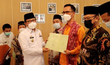 Walikota Bersama Kepala BPN Kota Metro, Serahkan 6 Sertifikat Tanah Wakaf