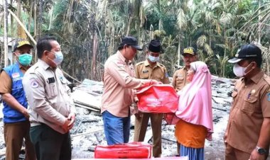 Diduga Akibat Korsleting Listrik 1 Rumah Ludes Terbakar, Wabup Serahkan Bantuan !