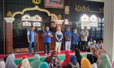 Zulkifli Hasan Bagikan Zakat Mal Kepada Masyarakat Lamsel, Didampingi Putri Sulungnya