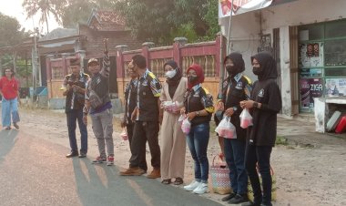 Gandeng RASEL, LSM GMBI KSM Merbau Mataram Berbagi Takjil Dijalan