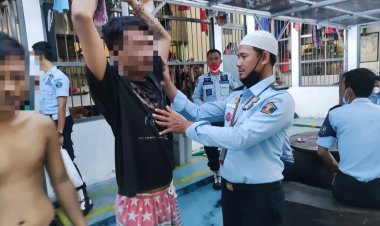 Pastikan Steril dari Alat Komunikasi dan Narkoba, Kamar Hunian Lapas Kelas II.A Kalianda Digeledah