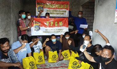 Jual Barang Berharga Demi Bertahan Hidup, Paguyuban Pendorong Gerobak Malioboro Terima Bantuan Sembako dari Polda DIY