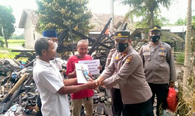 Warga Korban Kebakaran di Palas Terima Bantuan Dari Kapolres Lamsel