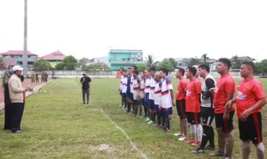Bupati UAS Buka Pertandingan Sepak Bola “OPD Cup” Di Lapangan Karya Bakti