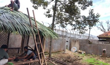 Produktivitas dan Kreasi Indah Warga Binaan Lapas Kalianda: Buat Saung Kerja