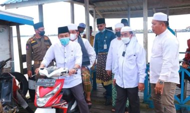 Terjalnya Jalan, Tidak Membuat Kapok Bupati Tanjab Barat Untuk Safari Jumat