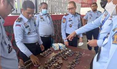 Ciptakan Lapas Kalianda Aman dan Tertib, Petugas Roling Gembok dan Cek Teralis Kamar Hunian WBP