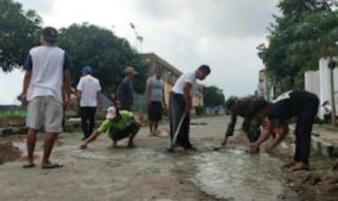Melalui Swadaya, Babinsa dan Warga Tiuh balak pasar Perbaiki Jalan yang berlubang