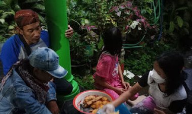 Gadis Yatim Penjual Gorengan Keliling Demi Biaya Hidup Dan Sekolah