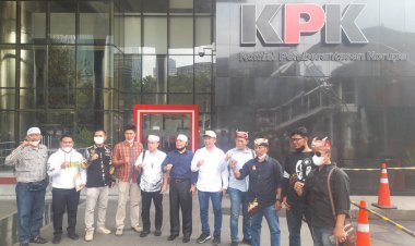 Massa Aksi AMHLS dan GMBI Dalam Orasinya Didepan Gedung KPK Meminta Bupati Lampung Selatan Nanang Ermanto Segera Di Proses Hukum