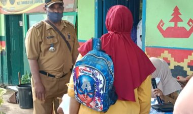 Lurah Trimurjo Pantau Kegiatan Vaksinasi COVID-19 Siswa Siswi Sekolah Dasar Negeri Di Kelurahan Trimurjo Kecamatan Trimurjo Kabupaten Lampung Tengah