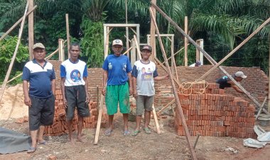 Warga Bergotong royong Bedah Rumah Sopyan yang Menderita Sakit Mata Hasil Bantuan dari Pemerintah