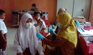 Ratusan Siswa SD Yang Berada di kecamatan Sidomulyo Melakukan Vaksinasi Covid-19 di SDN 01 Sukabanjar