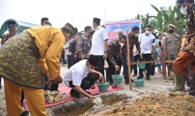 Peletakan  Batu Pertama Pembangunan Mushola Al-Hidayah, Bupati-Zahir Beri Bantuan Tunai