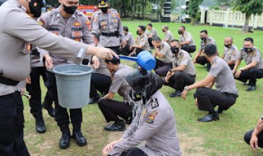 Enam Puluh Tiga Personil Polres Way Kanan Naik Pangkat