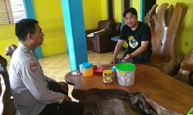 Personil Polsek Cikupa,Bripka Ilyas  Bhabinkamtibmas Dengan Kegiatan Sambang Kepada Ketua RT 27 Agus Setiawan Dikediamannya Kp Sumur Desa Cibadak Cikupa