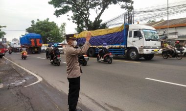 Bentuk Pelayanan Pada Masyarakat,  Polsek Cikupa Polresta Tangerang Kanit Propan Melakukan Pengawasan, Pengaturan Lalu Lintas pada Pagi Hari di Saat Beraktipitas