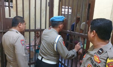 Pawas Provos IPDA Mahdi, SH di dampingi  Aiptu Mukhsodin serta Aipda Tri Iskandar Cek Tahanan