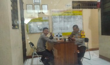 Personel Polsek Cikupa,Aiptu Mukhsodin Bersama Briptu Rohmat, Giat Rutin Piket Jaga Tahanan, Isi Buku Mutasi, Cek Ruang Tahanan, Pastikan Penjagaan Tahanan Berjalan Dengan Baik Juga Lengkap