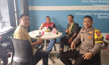 Briptu Rohmat Bhabinkamtibmas Polsek Cikupa Dengan Cara Sambang Jalin Silaturahmi Dengan TM Motor Bapa Dandi, Bapa Rio Warga Binaan Desa Talagasari Kecamatan Cikupa Tangerang