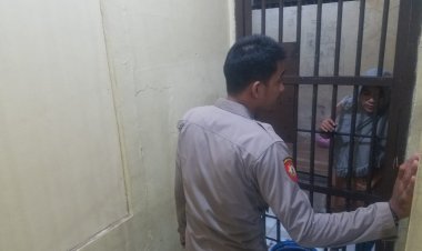 Pengecekan Tahanan Dan Buku Mutasi Oleh Piket Jaga Tahanan Briptu Rohmat, Dan Jumlah Tahanan Lengkap, Aman, Sehat Dan Situasi Kondusip