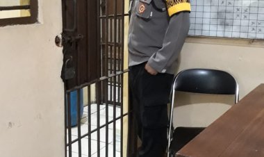 Bripka Saebatul Hamdi Personil Polsek Cikupa, Piket Binmas Dengan Rutin Jaga Tahanan,Cek Buku Mutasi Tahanan, Ruang Tahanan, Pastikan Penjagaan Tahanan Dengan Baik