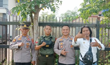 Kapolsek Beserta Wakapolsek Cikupa Memantau Jalanya Turnamem Sepak Bola Dalam Rangka Hari Buruh Di Sadion Mini Cikupa