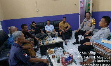 Personil Polsek Cikupa Aiptu Mukhsodin Bhabinkamtibmas Laksnakan Kegiatan Kunjungan Kepada Kepala Desa Sukadamai M.Sukiat Di Ruangan Kerja